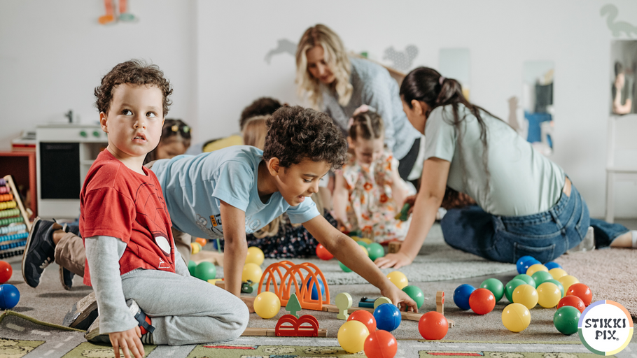 Die Bedeutung des freien Spiels: Wie freies Spiel die Kreativität und Entwicklung von Kindern fördert und wie STIKKIPIX Spielmatten dazu beitragen